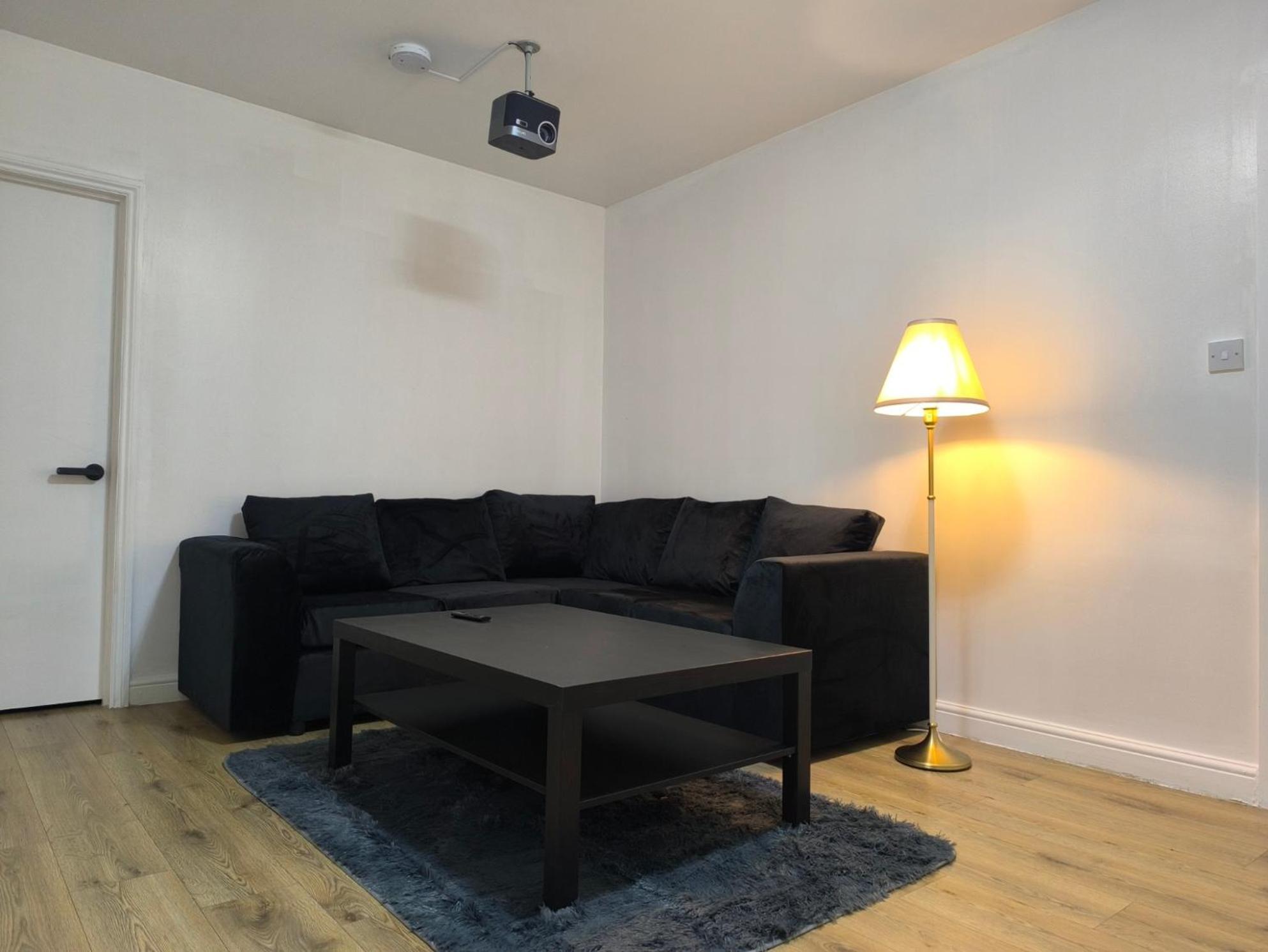 4 Pers Style Near South Wimledon Station R3 *