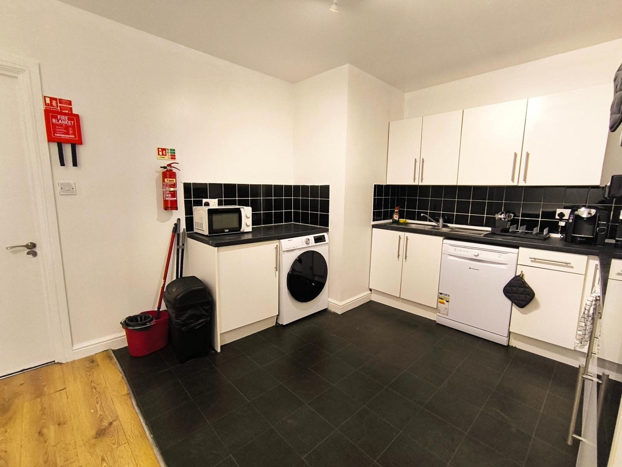 4 Pers Style Near South Wimledon Station R3