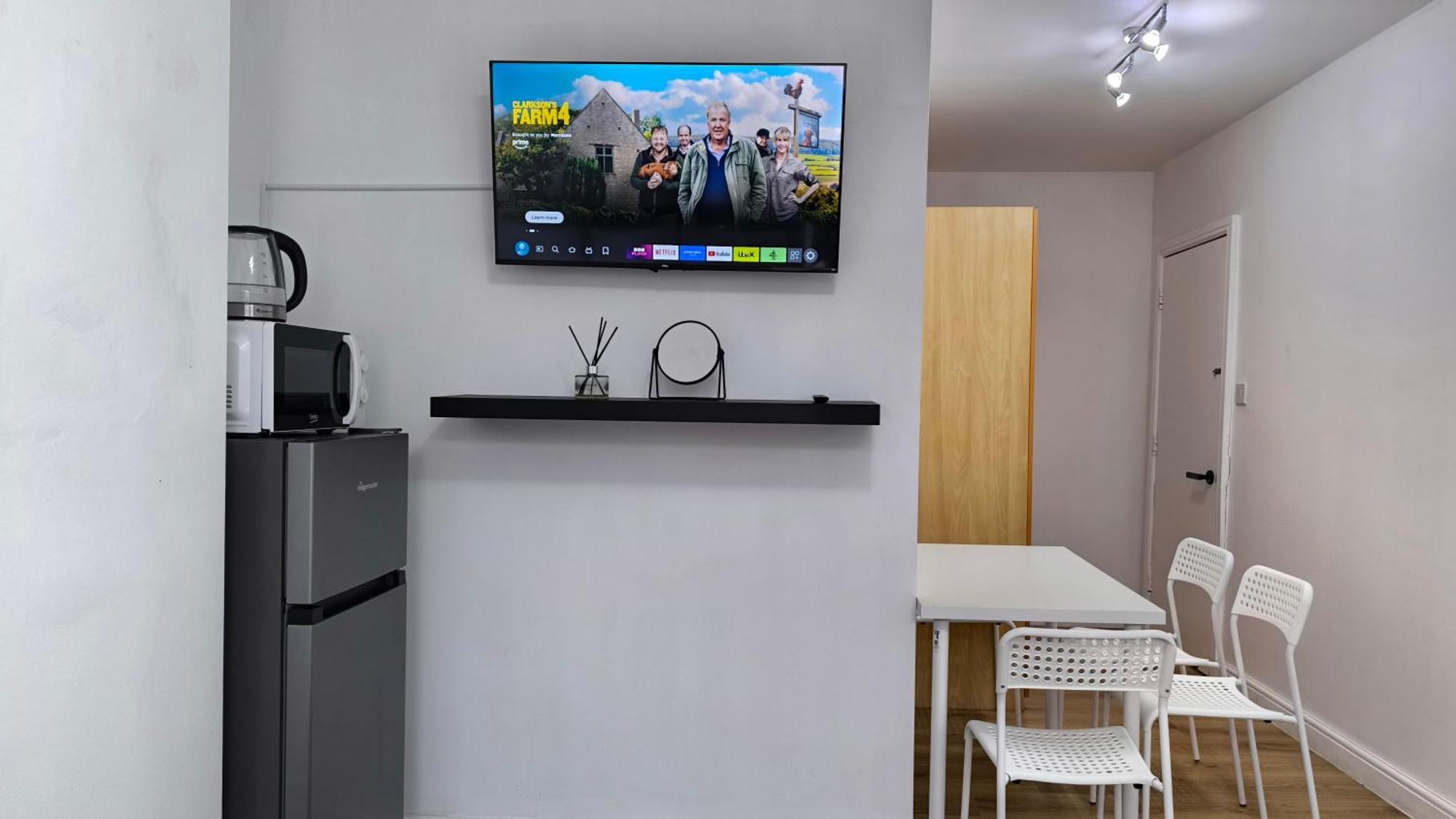 4 Pers Style Near South Wimledon Station R3 *
